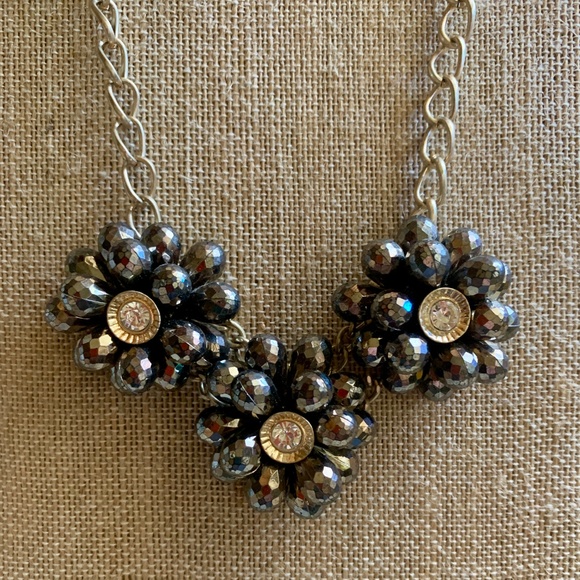 Cute Flower Cluster Beaded Necklace - Picture 2 of 7